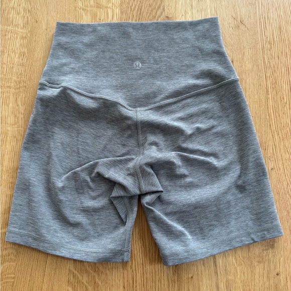 Lululemon align shorts- length 6 size 4 - Picture 3 of 5